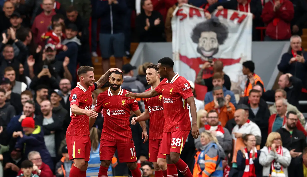 Pemain Liverpool merayakan gol yang dicetak oleh Mohamed Salah ke gawang Brentford pada laga lanjutan Liga Inggris 2024/2025 di Anfield, Liverpool, Inggris, Minggu (25/08/2024) malam WIB. (AFP/Darren Stapless)