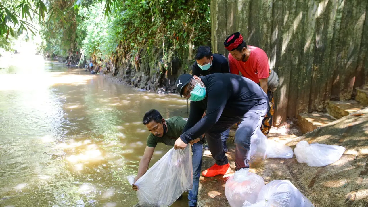 PDIP melakukan kegiatan tebar benih ikan di Hutan Kota Pesanggrahan, Jakarta Selatan