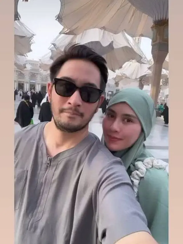 7 Potret Syahnaz Sadiqah Umrah Bareng Jeje, Tampil Bercadar Tuai Sorotan