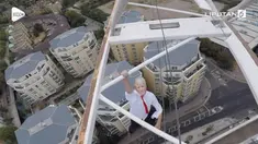 Seorang pria berkostum Donald Trump memanjat crane di London. Aksinya itu terkait dengan gerakan pentingnya kesadaran kesehatan mental.