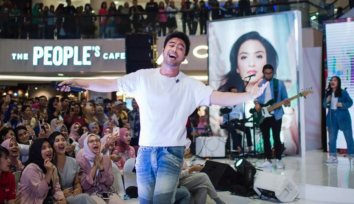 Sering mengisi acara, Vidi ternyata lebih kerap tampil dengan gaya casual alias santai. Penampilannya ini juga sering ia unggah di akun media sosial Instagram pribadinya.  (Liputan6.com/IG/@vidialdiano)