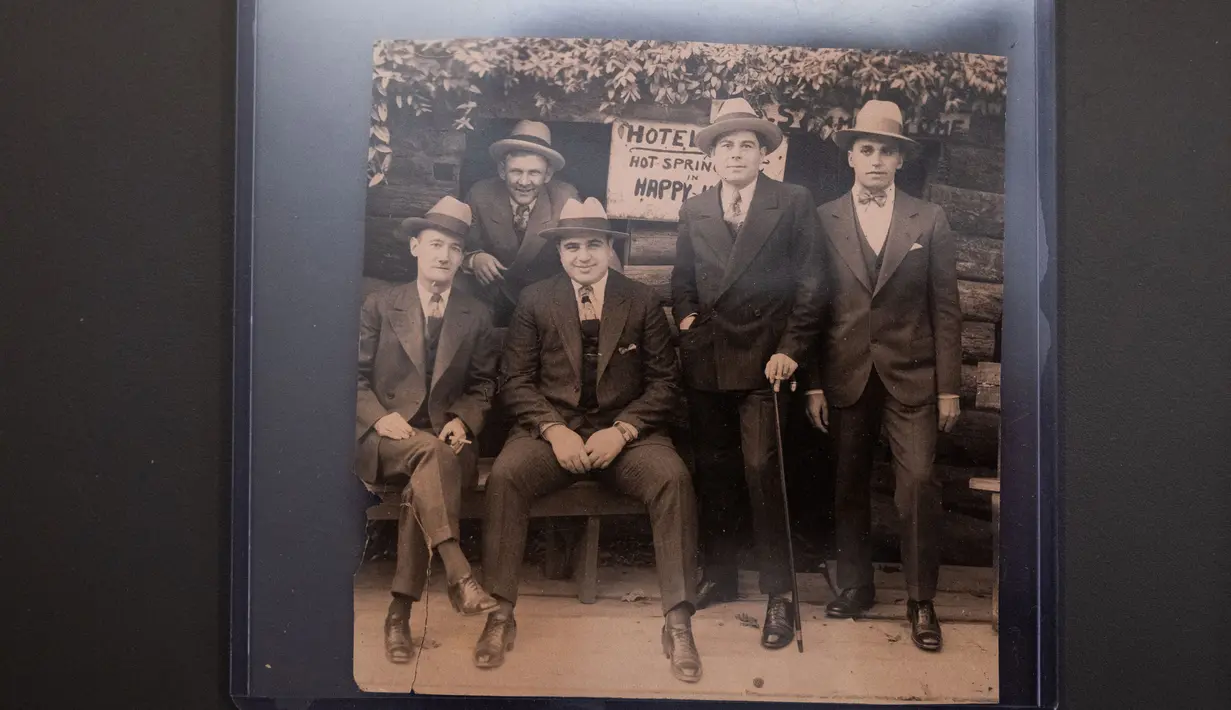 Sebuah foto Al Capone dengan rekan-rekannya di Hot Springs dipajang di Rumah Lelang Witherell, Sacramento, California, Amerika Serikat, 4 Oktober 2021. Sebanyak 174 item peninggalan salah satu gangster paling terkenal dalam sejarah AS, Al Capone, akan dilelang pada 8 Oktober 2021. (Nick Otto/AFP)