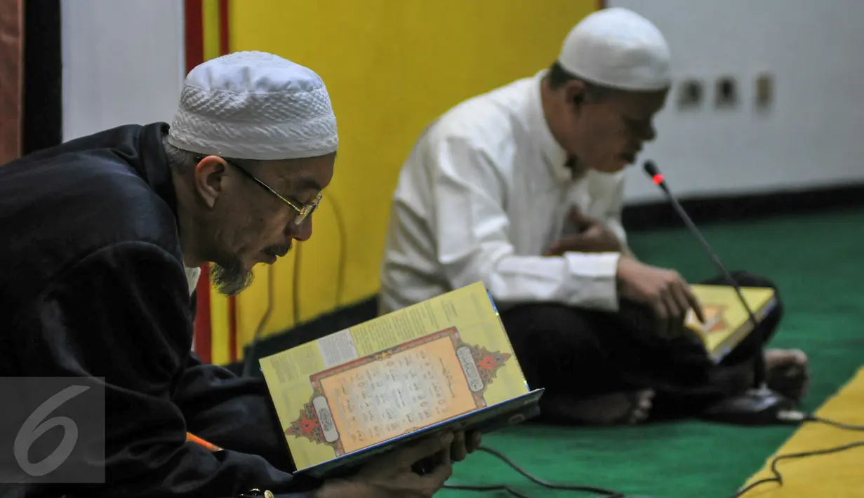 Aneka kegiatan dilakukan di Masjid Lautze, salah satunya mengadakan pengajian rutin, Jakarta, Sabtu (12/6). Sejumlah warga mengaji sambil menunggu waktu berbuka puasa di Masjid Lautze.(Liputan6.com/Yoppy Renato)