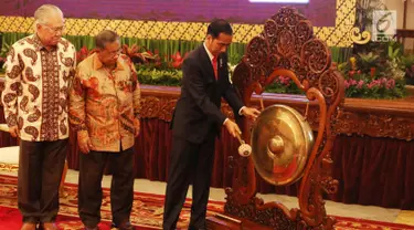 Presiden Joko Widodo didampingi Menteri Perekoniman, Darmin Nastion dan Mendag Enggartiasto Lukita memukul gong membuka secara resmi rapat kerja Kementerian Perdagangan (Kemendag) 2018 di Istana Negara, Jakarta, Rabu (31/1). (Liputan6.com/Angga Yuniar)