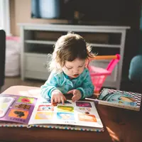 Simak waktu terbaik mulai mengenalkan warna pada anak. (Foto: Unsplash.com/Stephen Andews).