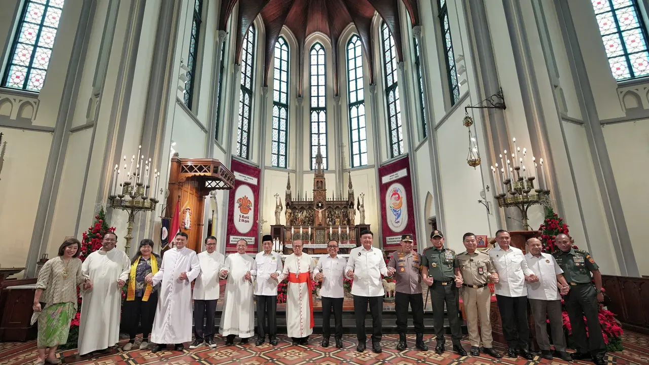 Jajaran Menteri Kabinet Merah Putih serta Penjabat (Pj) Gubernur Jakarta Teguh Setyabudi menyambangi Gereja Katedral, Jakarta Pusat pada Selasa (24/12/2024).