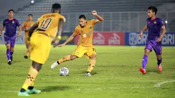 Pemain Bhayangkara FC, Renan Silva, menendang bola ke gawang Persik Kediri yang menghasilkan gol pada laga pekan kelima BRI Liga 1 di Stadion Madya, Jakarta, Rabu, (29/9/2021). (Bola.com/M Iqbal Ichsan)