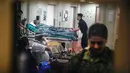 Seorang pasien dibawa oleh staf di atas kapal rumah sakit Angkatan Laut AS USNS Comfort yang berlabuh di wilayah Piura, Peru, 5 November 2018. Lebih dari 5.000 orang, termasuk imigran Venezuela dirawat oleh personel AS. (ERNESTO BENAVIDES / AFP)