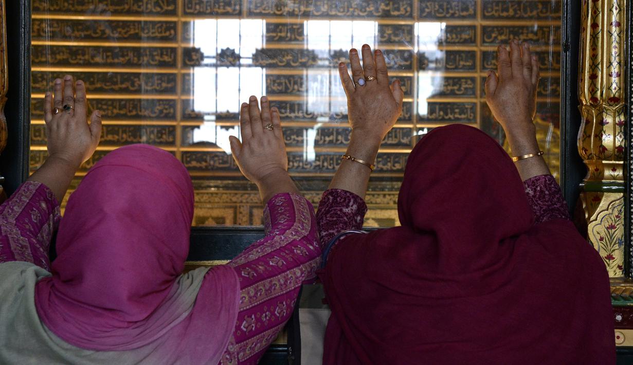 Muslim Kashmir melakukan ziarah ke makam Syekh Abdul Qadir Jaelani saat bulan Ramadan di pusat kota Srinagar, Kashmir (24/5). Syekh Abdul Qadir Jaelani adalah seorang ulama fiqih yang sangat dihormati. (AFP/Tauseef Mustafa)