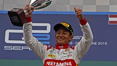 Ekspresi bahagia Rio Haryanto menjadi juara di race 2 GP2 Austria. (Bola.com/Reza Khomaini)