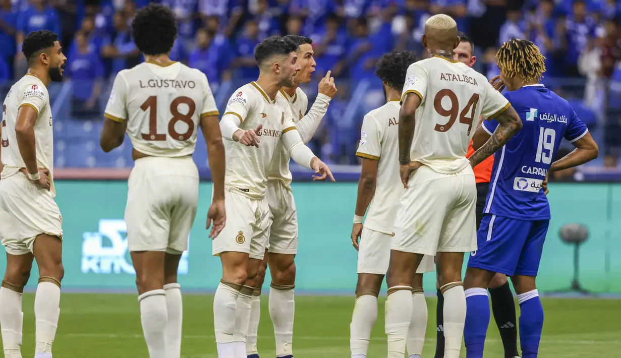 Pemain Al-Nassr, Cristiano Ronaldo, melakukan protes saat melawan Al-Hilal pada laga Liga Arab Saudi 2022/2023 di Stadion King Fahd, Rabu (19/4/2023). (AFP/Fayez Nureldine)