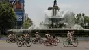 Sejumlah warga bersepeda keliling Kota Mexico City, Meksiko (8/6/2019). Rayakan World Naked Bike, ratusan warga tampil tanpa busana berkeliling pusat kota Meksiko. (AP Photo / Christian Palma)