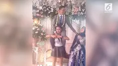 Aksi tolong menolong ditunjukkan dua pemotor dengan mendorong mobil mogok menggunakan kaki.