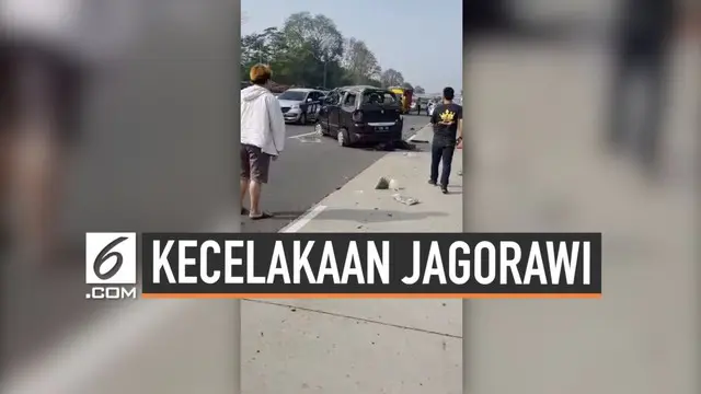 Terjadi kecelakaan tunggal di KM 36 ruas tol Jagorawi yang menewaskan 3 orang. Penyebab kecelakaan tunggal ini adalah pecahnya ban belakang dari mobil nahas tersebut.