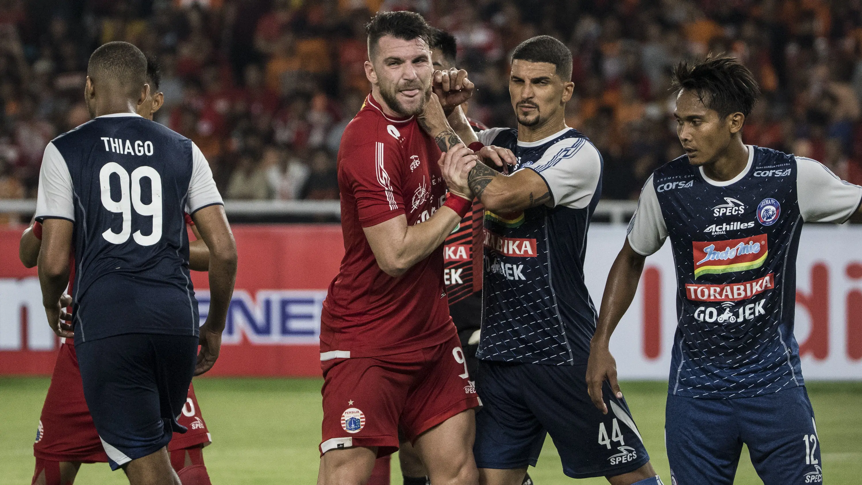 Bek Arema FC, Arthur Cunha, menahan pergerakan striker Persija Jakarta, Marko Simic, pada laga Liga 1 di SUGBK, Jakarta, Sabtu (31/3/2018). Persija menang 3-1 atas Arema FC. (Bola.com/Vitalis Yogi Trisna)