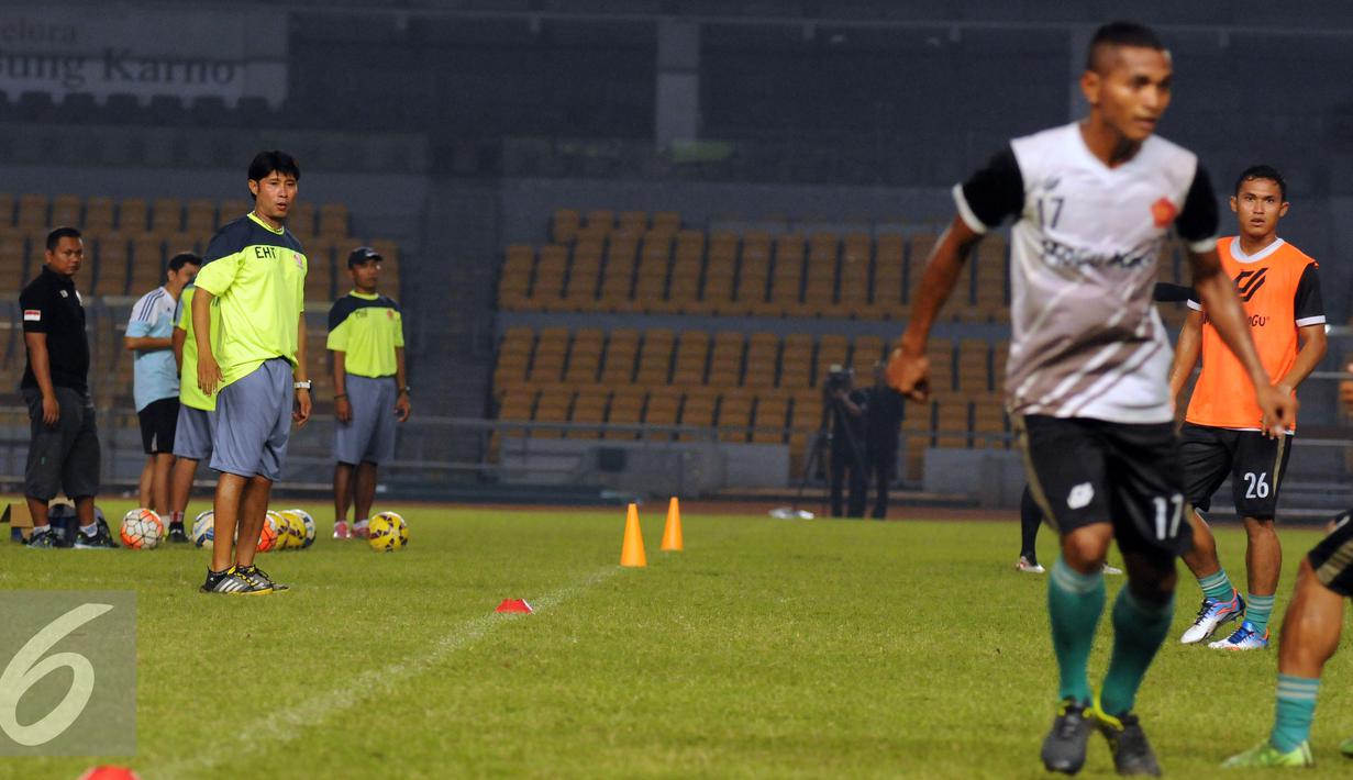  Pelatih TS TNI, Eduard Tjong (kiri) saat memimpin latihan di Stadion GBK Jakarta, Kamis (9/6). PS TNI akan melakoni laga melawan Persija di Torabika Soccer Championship presented by IM3 Ooredoo, Jumat (10/6). (Liputan6.com/Helmi Fithriansyah)