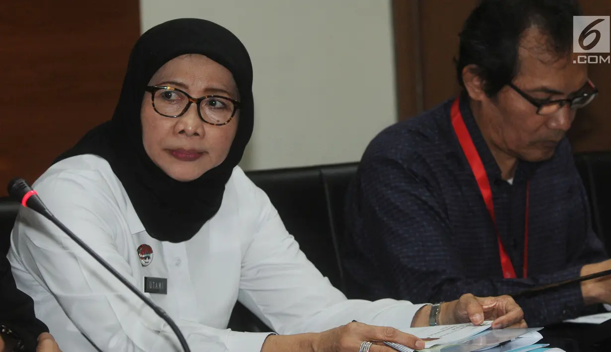 Dirjen PAS, Sri Puguh Budi Utami dan Wakil Ketua KPK Saut Situmorang memberikan keterangan usai rapat koordinasi di Gedung KPK, Jakarta, Selasa (19/3). Dirjen PAS menemui pimpinan KPK untuk berkoordinasi tentang tata kelola lapas (merdeka.com/Dwi Narwoko)