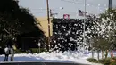 Media sedang mengabadikan lautan busa yang membanjiri di sekitar hanggar Bandara Internasional Mineta San Jose di California, Amerika (18/11). (REUTERS/Elia Nouvelage)