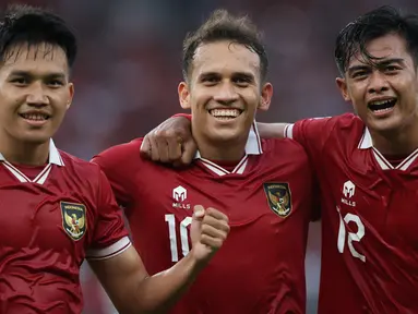 Selebrasi pemain Timnas Indonesia&nbsp;setelah Witan Sulaiman&nbsp;(kiri) menjebol gawang Kamboja dalam laga Grup A Piala AFF 2022 antara Timnas Indonesia melawan Timnas Kamboja yang berlangsung di Stadion Utama Gelora Bung Karno (SUGBK), Jumat (23/12/2022). (Bola.com/Bagaskara Lazuardi)