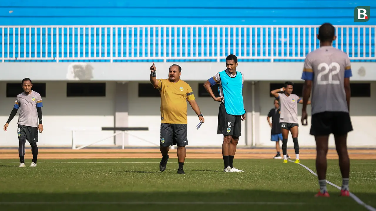 Foto: Coach Imran Nahumarury Pimpin Langsung Latihan Rutin PSIM Yogyakarta, Promosi ke Liga 1 Adalah Tantangan