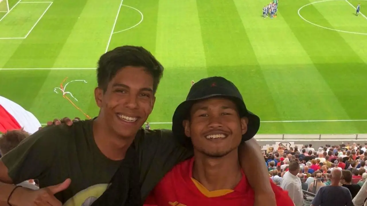 Bagus Kahfi mengenakan jersey Persija Jakarta saat menonton FC Utrecht.