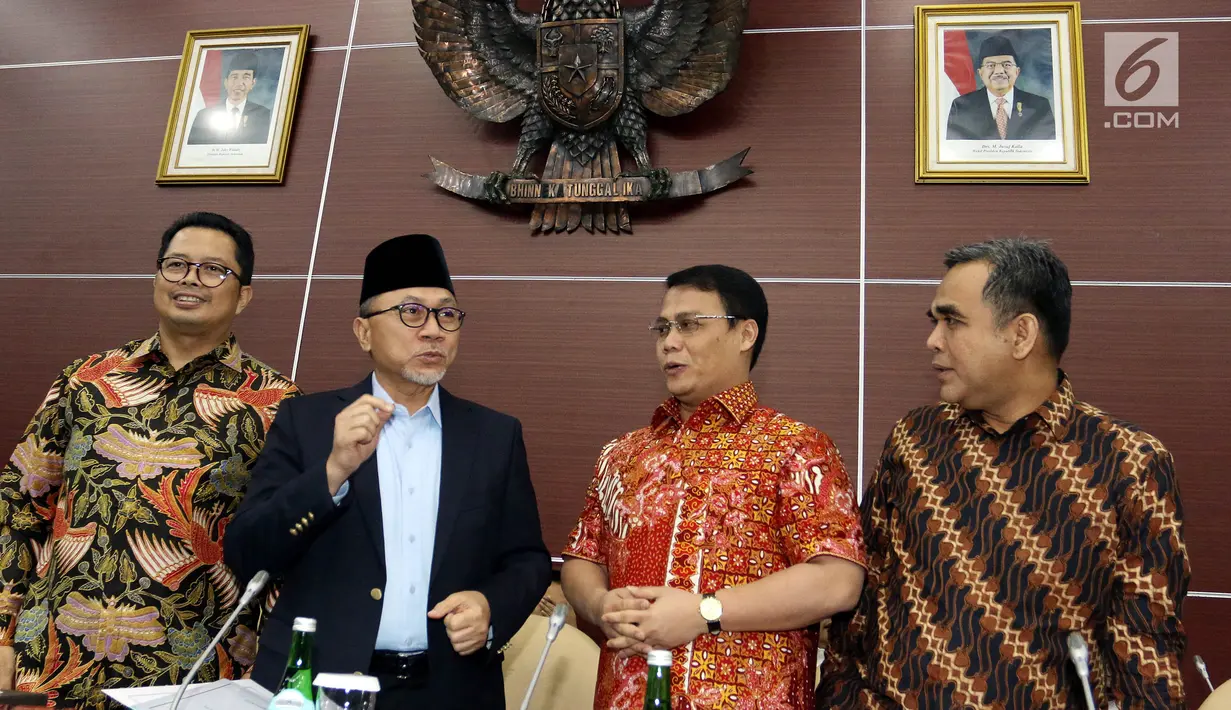 Ketua MPR Zulkifli Hasan (kedua kiri) serta Wakil Pimpinan MPR Mahyudin (kiri), Ahmad Basarah (kedua kanan), Ahmad Muzani (kanan) saat memimpin rapat gabungan di Kompleks Parlemen, Jakarta, Senin (23/9/2019). Ini merupakan rapat terakhir kepemimpinan MPR periode 2014-2019. (Liputan6.com/JohanTallo)