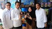 Presiden JokowI didampingi Direktur Utama BRI Suprajarto (kanan) dan Direktur Mikro dan Kecil BRI Priyastomo (kiri) menyapa nasabah binaan BRI, Rendang Uni Adek dari RKB BRI Bukittinggi setelah resmi membuka Halal Park di Jakarta (16/04).