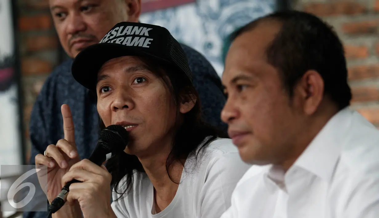 Bimbim Slank saat konferensi pers terkait konser Slank di sejumlah daerah perbatasan Indonesia, Jakarta, Selasa (10/5). Bimbim mengatakan pihaknya sangat bersemangat dalam menggelar konser di perbatasan. (Liputan6.com/Herman Zakharia)