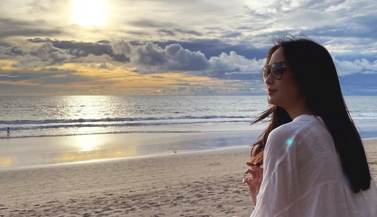 Perempuan kelahiran 6 November 1985 juga sangat senang menikmati waktu dengan bersantai di pantai. Berlibur di pantai bisa menjadi pilihan Ririn untuk melepas penat. Menikmati senja sambil bersantai di pinggir pantai menjadi opsi terbaik saat berlibur. (Liputan6.com/IG/@ririndwiariyanti)