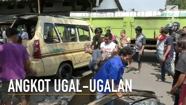 Angkot penuh penumpang terguling setelah menabrak truk. Sopir yang ugal-ugalan diduga penyebab kecelakaan ini.