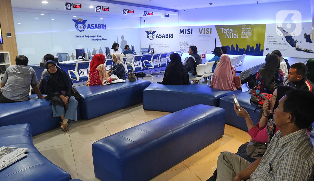 Nasabah asuransi mengantre di PT. Asabri (Persero), Jakarta, Kamis (16/1/2020). PT Asabru (Persero) bertugas menunjang upaya meningkatkan kesejahteraan Prajurit TNI, Anggota Polri dan PNS Kemhan/Polri beserta keluarganya.  (Liputan6.com/Herman Zakharia)