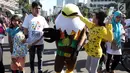 Badut karakter burung berinteraksi dengan anak-anak di kawasan Bundaran HI, Jakarta, Minggu (1/4). Maskot dan badut lainnya menyapa masyarakat dalam rangka sosialisasi Asian Games 2018 yang akan digelar pada 18 Agustus 2018. (Liputan6.com/Arya Manggala)