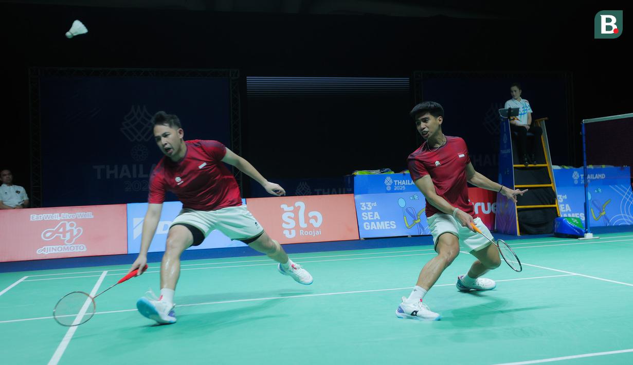 Ganda putra Indonesia Sabar Karyaman Gutama/Moh. Reza Pahlevi Isfahani, saat melawan wakil Malaysia, Aaron Chia/Soh Wooi Yik pada laga final SEA Games 2025 di Thammasat University Rangsit Campus, Pathum Thani, Minggu (14/12/2025). (Bola.com/Bagaskara Lazuardi)