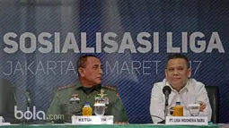 Berlinton Siahaan (kanan) didapuk sebagai nahkoda untuk suksesnya pelaksanaan Liga 1 Indoneisa di Gedung Kostrad, Jakarta, Kamis (16/3/2017). Liga 1 Indonesia rencananya bergulir pada tanggal 15 April 2017. (Bola.com/Nicklas Hanoatubun)