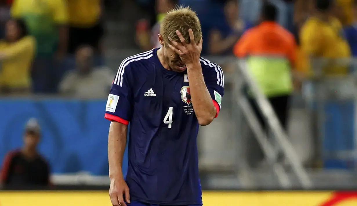 Pemain Timnas Jepang, Keisuke Honda, menangis usai dikalahkan Kolombia 1-4 di laga terakhir penyisihan Piala Dunia Grup C di Stadion Pantanal, Cuiaba, Brasil, (25/6/2014). (REUTERS/Jorge Silva)