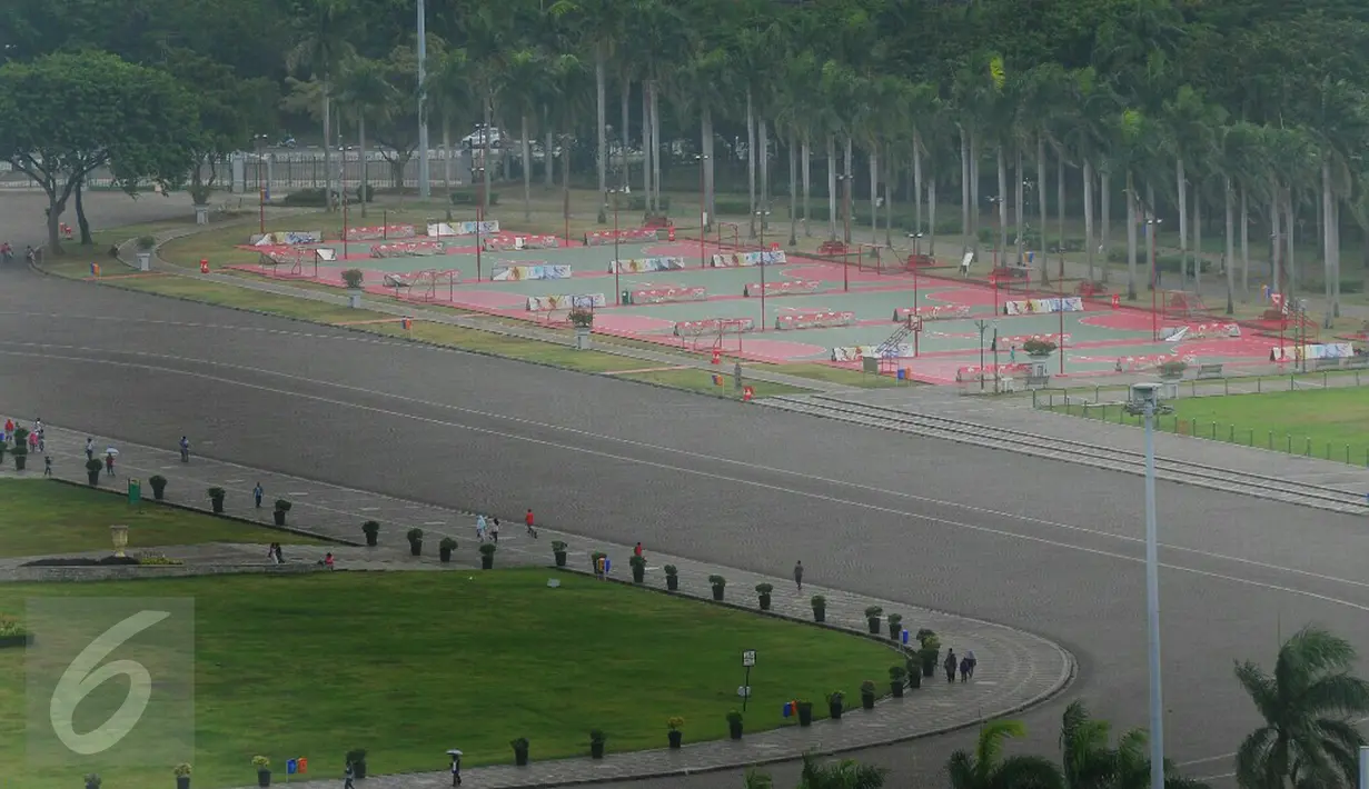 Lapangan futsal di  Taman Monumen Nasional (monas), Jakarta, Kamis (29/12).Car Free Night yang digelar di sepanjang jalan Sudirman-Thamrin ini juga akan dimeriahkan oleh berbagai panggung hiburan. (Liputan6.com/Angga Yuniar)