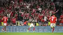 Pemain Benfica, Angel Di Maria berlari ke arah penonton saat merayakan gol pada laga lanjutan Liga Portugal 2023/2024 melawan Porto di Luz stadium, Lisbon, Portugal, Minggu (30/09/2023). Di Maria berhasil mencetak gol pada menit ke-68. (AFP/Patricia De Melo Moreira)