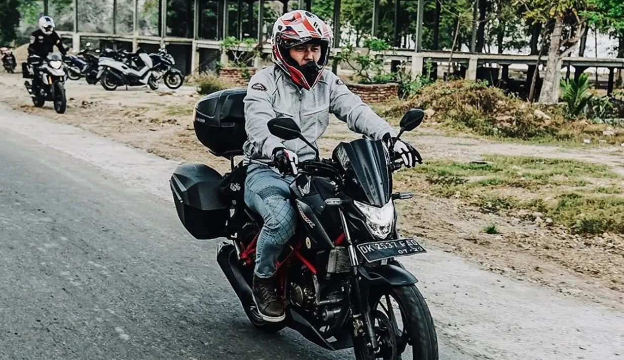 Omesh yang biasa tampil ceria dan sering melawak, tampak keren saat berada diatas motornya ketika touring. Lengkap dengan jaket dan helm full-face, pria yang kini berusia 33 tahun ini tampak memesona. (Liputan6.com/IG/@omeshomesh)