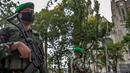 Anggota TNI bersenjata lengkap melakukan penjagaan di sekitar Gereja Katedral, Jakarta, Kamis (1/4/2021). Sebanyak 150 personel gabungan TNI, Polri dan Satpol PP melakukan pengamanan jelang rangkaian perayaan Hari Paskah di gereja tersebut. (Liputan6.com/Faizal Fanani)