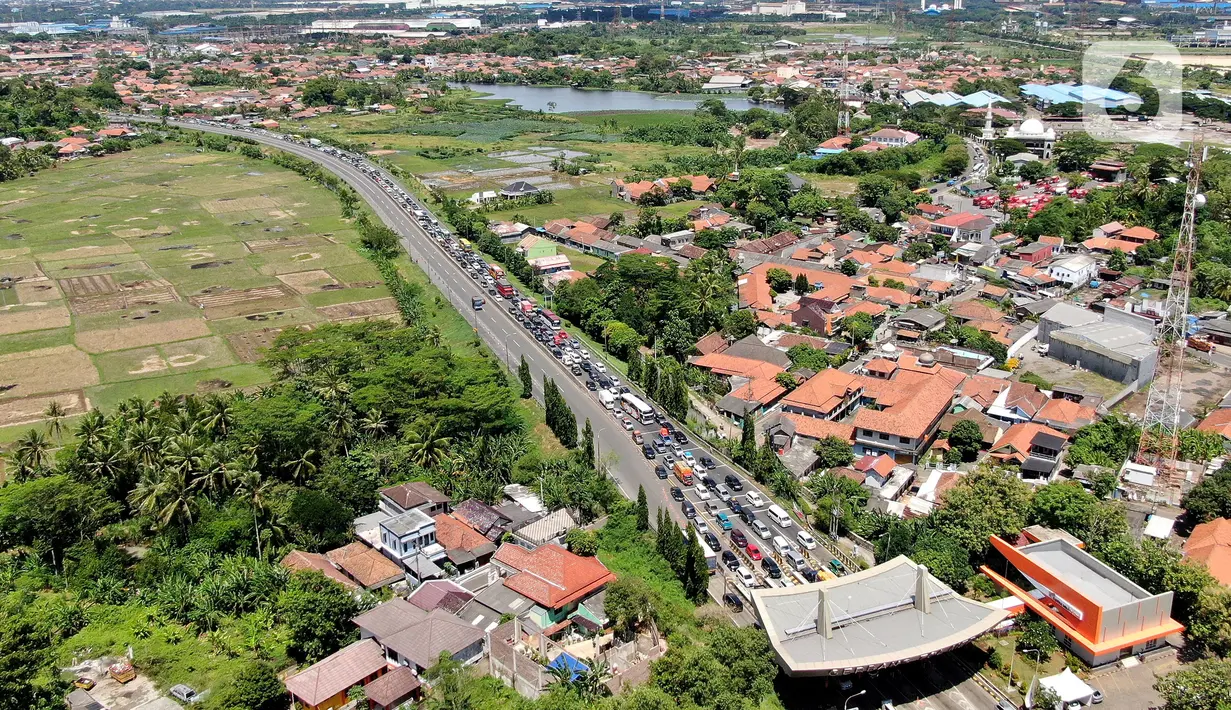 <p>Foto udara memperlihatkan kemacetan yang terjadi dalam Tol Tangerang-Merak, Banten, Jumat (29/4/2022). Kemacetan sepanjang 7 Kilometer mengular hingga ke dalam tol akibat lonjakan pemudik yang hendak menyeberang ke Pulau Sumatera melalui Pelabuhan Merak. (Liputan6.com/Angga Yuniar)</p>