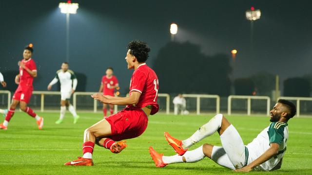 Penyerang Timnas Indonesia U-23, Rafael Struick, ketika beruji coba dengan Timnas Arab Saudi U-23.
