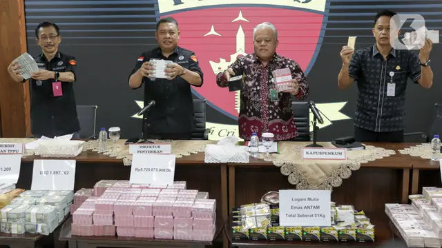 Tumpukan Uang Dolar Barang Bukti Penangkapan Mantan Pejabat Mahkamah Agung
