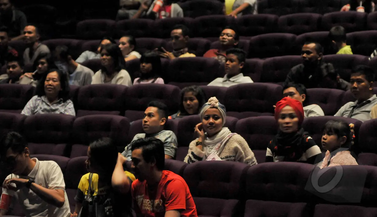 Suasana di dalam bioskop jelang nonton bareng film The Avengers : Age Of Ultron di Blitz Central Park, Jakarta, Sabtu (25/4/2015). (Liputan6.com/Andrian M Tunay) 