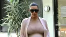Sementara itu suami tercinta, Kanye West, baru-baru ini dikonfirmasi rencananya untuk mencalonkan diri sebagai presiden pada 2020 mendatang. (via dailymail.co.uk)