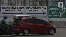 Penerapan rekayasa lalu lintas lawan arah atau contraflow terkait Proyek MRT Fase 2A yang meliputi pembangunan Stasiun Harmoni, Sawah Besar dan Mangga Besar saat ini memasuki tahapan pembangunan guide wall dan Diaphgram Wall (D-Wall) pada sisi Kali Ciliwung. (Liputan6.com/Herman Zakharia)