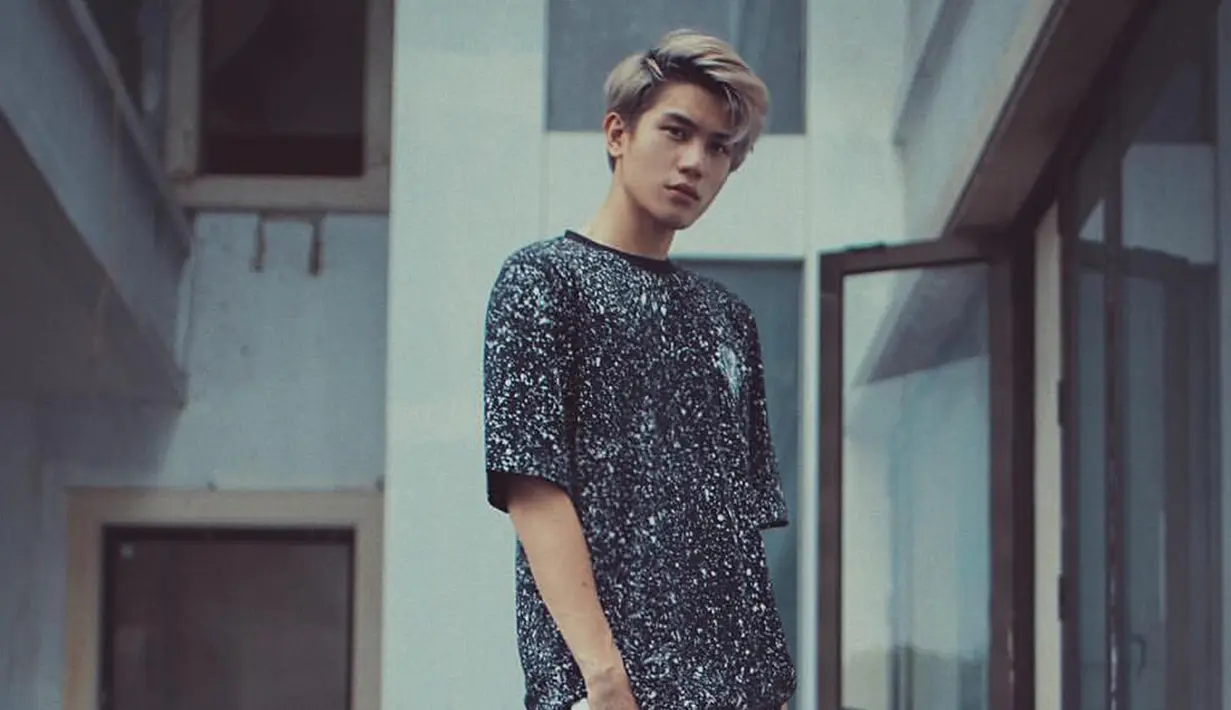 Di beberapa kesempatan, Julian juga mengenakan OOTD yang lebih simple dengan kaos bermotif dan tatanan rambut poni koma ala Korea. (Liputan6.com/IG/@julianjacs)