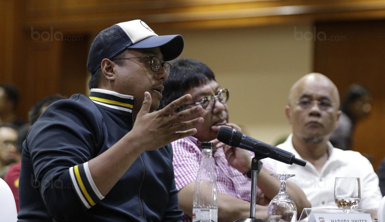 Sejumlah perwakilan klub saat menghadiri drawing babak 8 besar Piala Presiden 2018 di Hotel Sultan, Jakarta, Rabu (31/1/2018). Pertandingan di fase 8 besar akan digelar di Stadion Manahan, Solo, 3 dan 4 Februari 2018. (Bola.com/M Iqbal Ichsan)