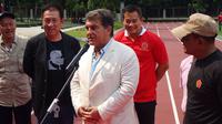 Mantan Presiden Barcelona, Joan Laporta, hadir di Lapangan Atang Sutresna, Cijantung, Minggu (2/4/2017), dalam rangkaian kegiatan Ulang Tahun Kopassus. (Bola.com/Benediktus Gerendo Pradigdo)