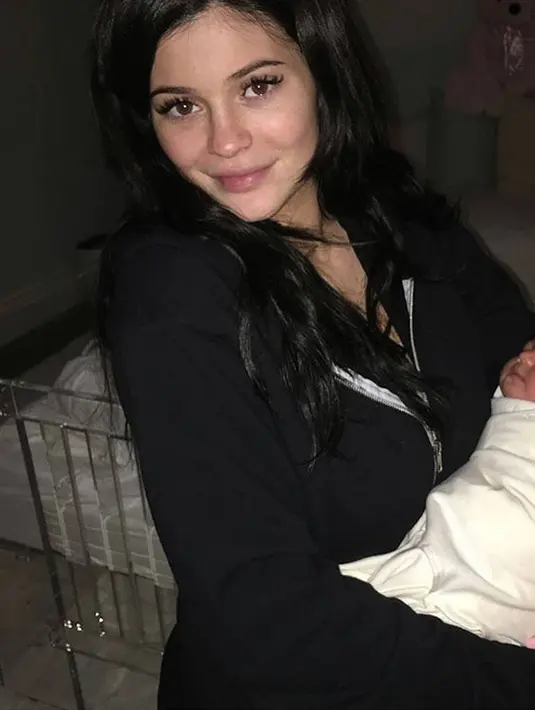 "Aku pikir setiap orang tumbuh dan berubah setiap hari. Saat kamu menjadi orangtua kamu harus belajar dan itu adalah pengalaman. Aku melihat dia berkembang dan dewasa," ujar Jordyn. (instagram/caitlynjenner)