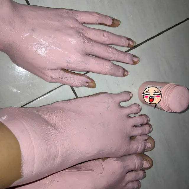 6 Potret Orang Pakai Masker di Badan Ini Nyeleneh, Totalitas Agar Glowing